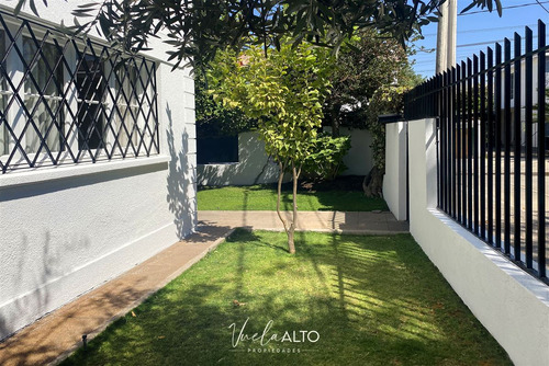 Casa En Venta De 4 Dorm. En Ñuñoa / Pasaje Abierto