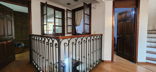 Casa De 3 Pisos Con Baño En Planta Baja Y Espacios Generosos En Villa Santin