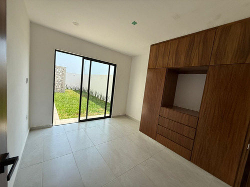 Estrena Casa Con Recámara En Planta Baja, Amplios Espacion 3 Recámaras Cada Una Con Baño. Casa Club Con Alberca.
