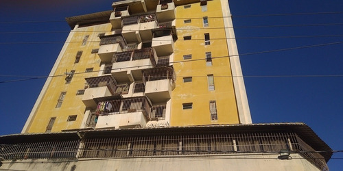 Bello Y Espacioso Apartamento Ubicado En El Centro De Guatire, Cercano A Carniceria, Supermercados, Etc