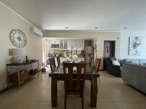 Casa En Mercedes, Terminal