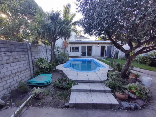 Calle 78 E/ 2 Bis Y 3. Vendo Casa Desarrollada En Dos Plantas S/ Lote 10 X 31 Mts.
