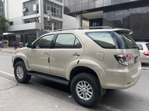 Imagen 3 de 13 de Toyota Fortuner 2012