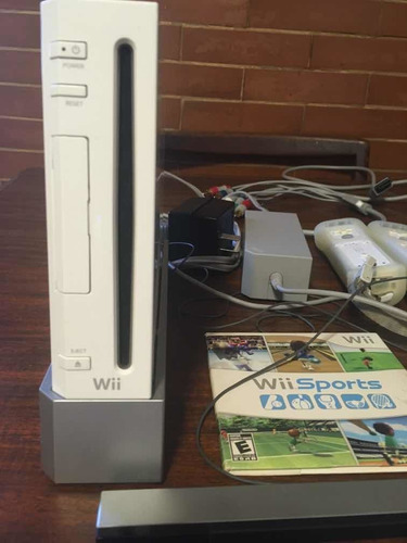 Nintendo Wii +base+2joystick Con Nunchuck+fundas+juego+trans