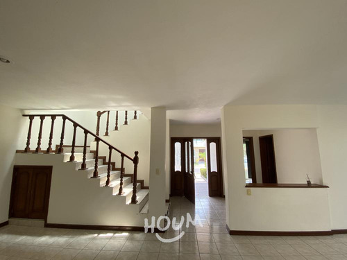 Casa En Jardín Real, Zapopan Con 4 Recámaras, 220 M², Id: 153696