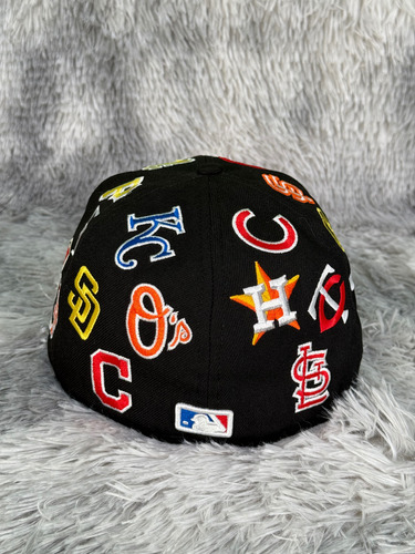 Gorra Con Varios Logos Negra Negro 7 1/4 Lisa