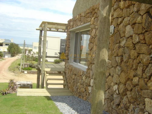 Casa En Tio Tom De 3 Y 1/2 Dormitorios Y 3 Baños, Living, Comendor, Parrillero, Cocina Independiente. Consulte!!!!!!- Ref: 2331
