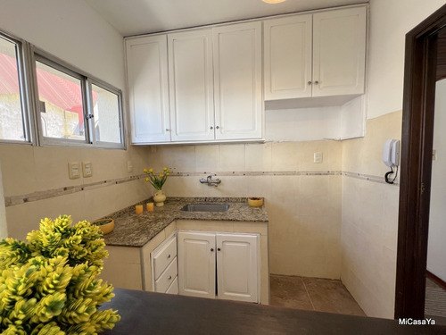 Alquiler De Hermoso Apartamento Formato Casa De Altos En Pocitos 2 Dormitorios Excelente Ubicación Todo Al Frente Estufa A Leña Sin Gastos Comunes