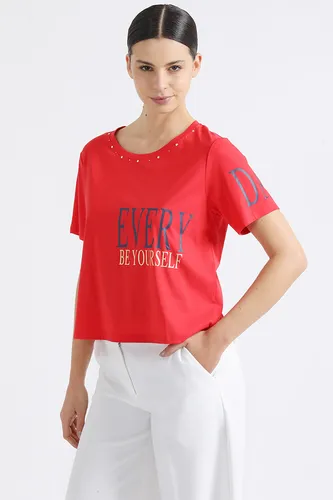 Polera Aplicación Tachas Y Estampado Texto, Rojo Liola