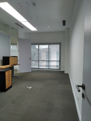 En Alquiler Oficina En Las Mercedes De 136m2