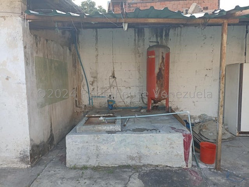 Casa En Venta A Remodelar Con Terreno Y Local Comercial Urb Santa Ana Maracay Negociable Kg:24-17601