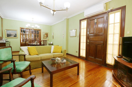 Venta - Casa 5 Ambientes - Lote Propio - 2 Terrazas - Parrilla - 2 Patios -  Luminosa - Avellaneda