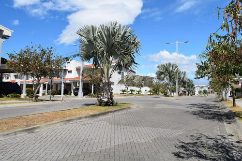 Alquilo Casa En Condominio Avenir, Santo Domingo Heredia, Cuenta Con Piscina, Gimnasio, Salón Fiestas, Co-working, Infantiles, Zonas Verdes