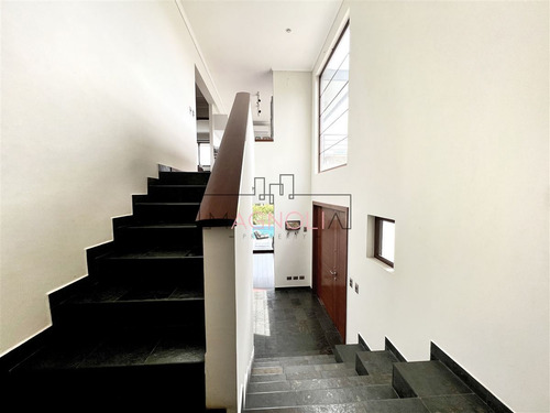 Casa En Venta De 5 Dorm. En Las Condes