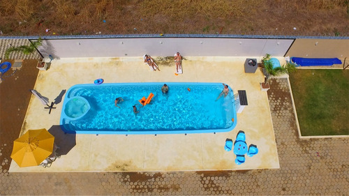 Piscina Em Fibra De Vidro Com Spa E Banco.