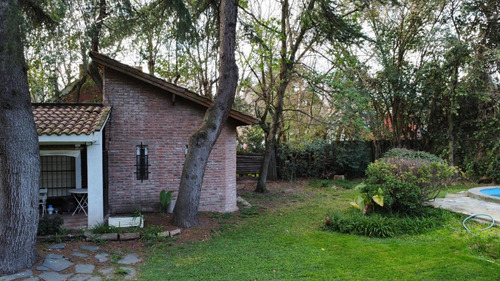 Casa En Venta - 3 Dormitorios 1 Baño - Cochera - 1.417mts2 - Parque Leloir, Ituizangó