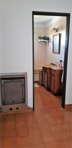 Casa En Béccar, Lote 300.99 M2. Cubiertos 203 M2 Jardín 100 M2