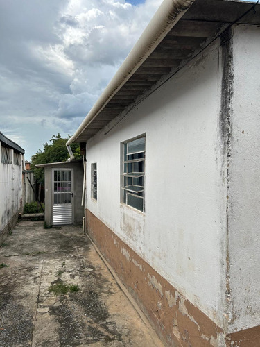 Uma Casa E Um Barracão, Em Um Lote Com 360 Metros Quadrados!