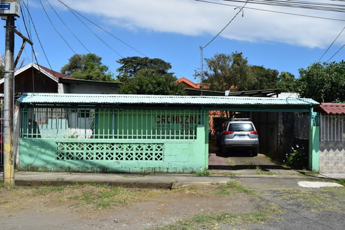 Imagen 1 de 20 de Venta De Casa En Moravia, Sobre Calle Principal Y Está Cerca Centro Moravia.