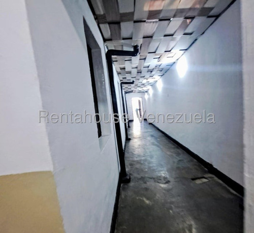Casa Para Uso Comercial, Consta De 162 Mts Distribuidos En 5 Habitaciones Y Dos Baños, Cocina En Mampostería, Área De Lavandero, Tanque De 3.000lts A Pocos Metros De La Av Bolivar,