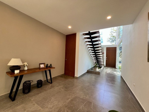 Casa En Venta En Mérida. Priv. Parque Natura En Esquina Y Alberca, Con Paneles