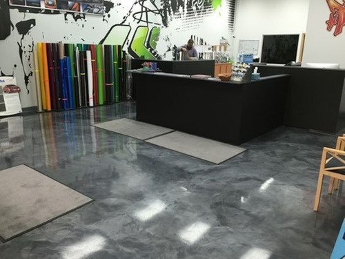 Imagen 2 de 6 de Poliuretano Base Agua Rustoleum Concretos Y Maderas 3.785 Lt