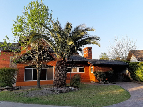 Venta Casa Campos De Echeverria. Con Piscina, Quincho Cubierto, Hermoso Parque