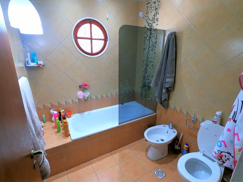Triplex 108m2 Living, Comedor, Toilette, Cocina, Quincho (c/lav), Patio(c/parr), 3 Dor Y Baño. Video