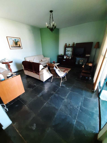 Casa Caseiro , Canil , Churrasqueira Coberta , Campo , Pomar