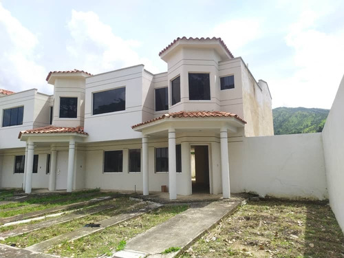 Town House En Venta En Obra Gris Ubicado En Residencias Vista Al Golf Urb Villas De San Diego Country Club. St