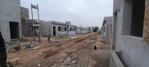 Casa En Venta De 2 Dormitorios C/ Cochera En Luzuriaga