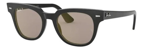 Anteojos de sol polarizados Ray-Ban Wayfarer Meteor Standard con marco de acetato color gloss black, lente light grey de cristal clásica, varilla gloss black de acetato - RB2168