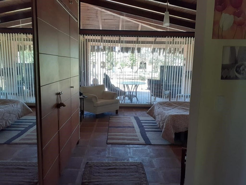 Hermosa Casa/oficinas. 170 M2. Estratégicamente Ubicado Cerca Al Nuevo Aeropuerto Int. De Quito. Vías Asfaltadas; Total Seguridad, No Ruidos De Aviones. House / Offices 8 Minutes Away From The Airport