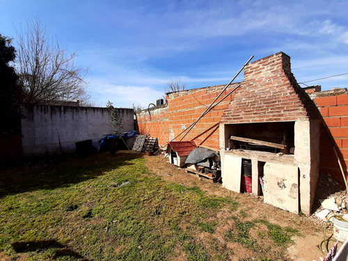 Casa De 2 Dormitorios Con Terreno A La Venta G.dro Baigorria