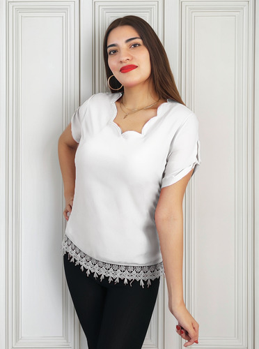 Blusa Con Acabado En Ondas En Cuello Y Guipiure En Ruedo