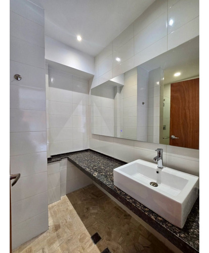 Apartamento En Alquiler 250 M2.- Urb. La Castellana
