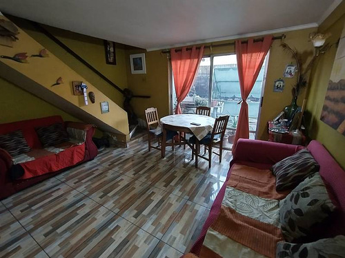 Casa De 2 Pisos Con 3d/2b. Privilegiada Ubicación