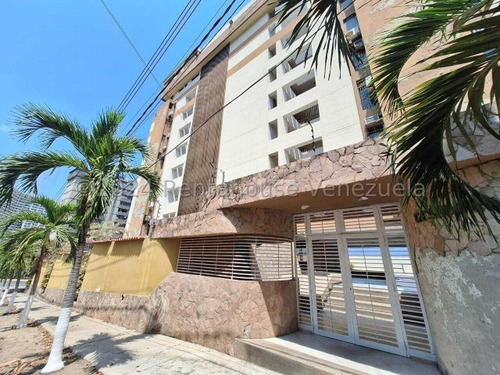 En Venta Comodo Y Amplio Apartamento En Los Corales #24-23141