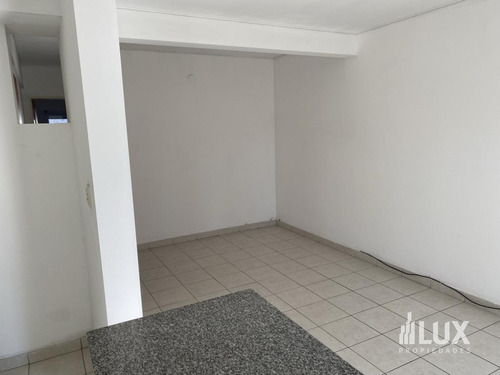 Imagen 9 de 27 de Alquiler - Venta Departamento Un Dormitorio De Escalera - Frente - Balcón - Abasto