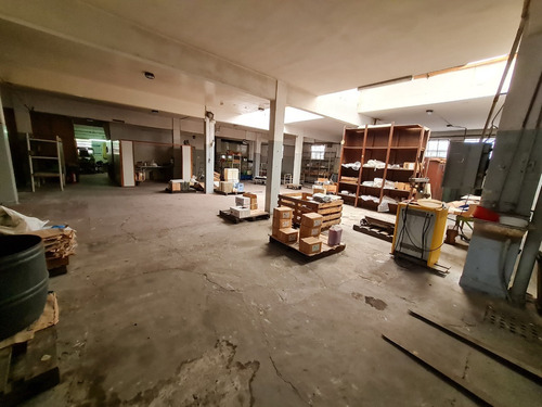 Vende Local Industrial O Deposito - Padrón Único De 1800 M2 - Brazo Oriental