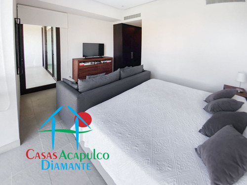 Cad La Isla Gran Caimán 604. Terraza Con Vista A Los Jardines Y Albercas
