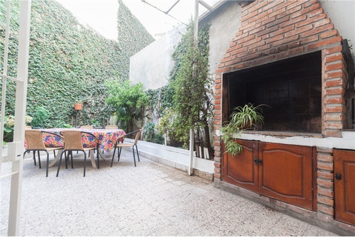 Venta Casa Parque Chas 4 Ambientes Cochera Patio