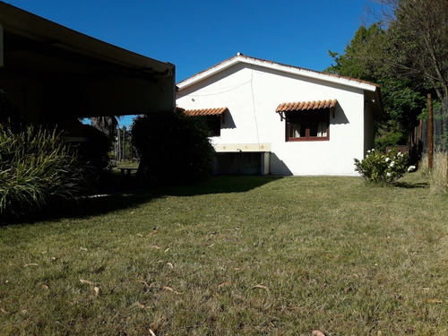 Casa De 2 Dormitorios Con Parque Y Parrillero