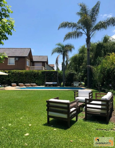 Casa En Alquiler En Barrio Septiembre, 4 Ambientes Con Pilet