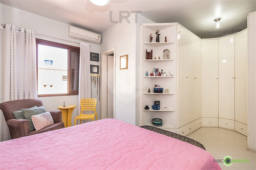 Imagem 12 de 30 de Vende Maravilhosa Casa, Três Quartos, Suíte, 5 Vagas De Garagem E Churrasqueira. - Reo617332