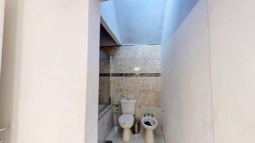 Casa Con Ambientes Amplios En Buena Ubicacion