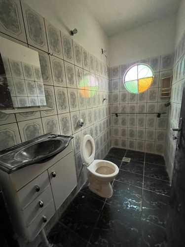 Casa Com 3 Quartos, Cozinha, Sala, 2 Banheiros, Varanda.