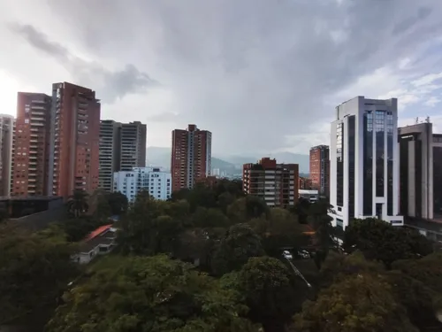 Oficina En Arriendo/venta En El Poblado. Cod V16906