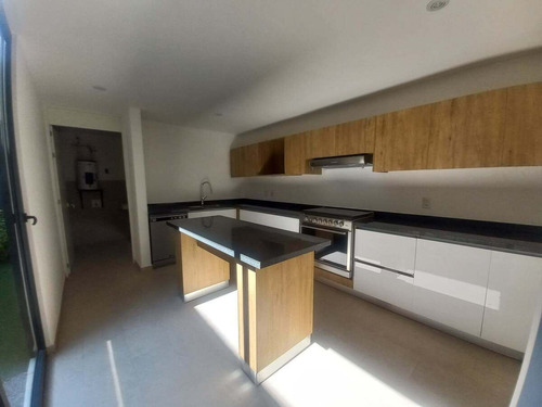 Casa En Venta En El Refugio, 3 Recámaras, 2.5 Baños, Alberca, 2 Autos, Lujo!