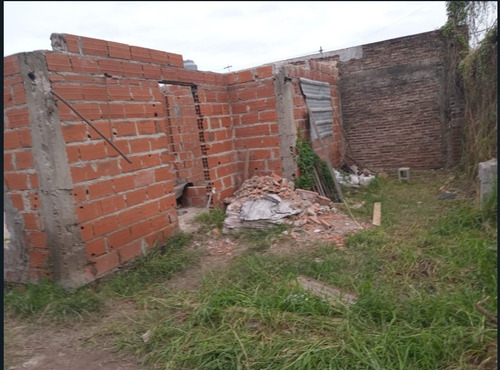 Casa A Terminar, Terreno. Monoambiente En El Fondo.